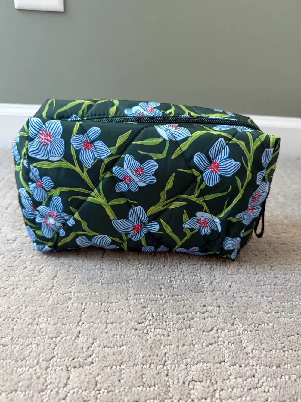 NWT Vera Bradley Essential Medium Lightweight Cosmetic Case in Charlotte Stems